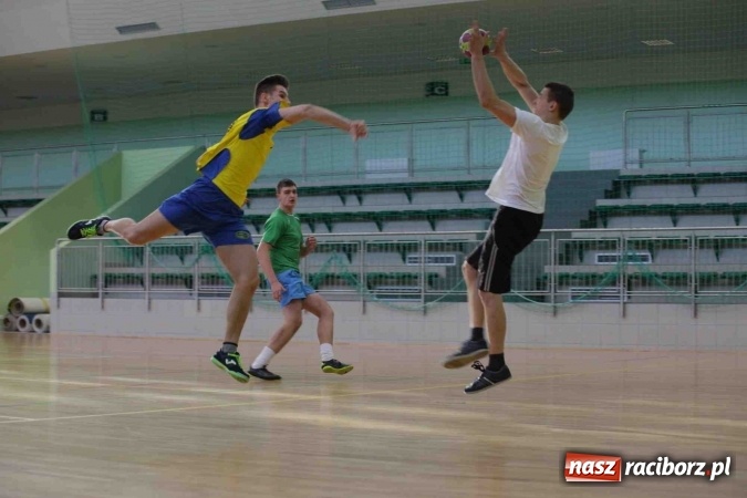 Zdjęcie w galerii na portalu naszraciborz.pl: Miejskie rozgrywki szkolne w szczypiorniaka w Arenie Rafako wiadomości z regionu
