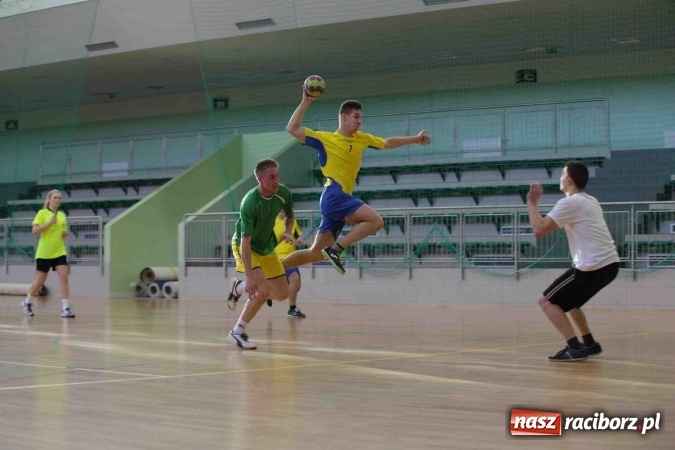 Zdjęcie w galerii na portalu naszraciborz.pl: Miejskie rozgrywki szkolne w szczypiorniaka w Arenie Rafako wiadomości z regionu