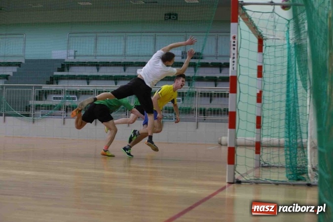 Zdjęcie w galerii na portalu naszraciborz.pl: Miejskie rozgrywki szkolne w szczypiorniaka w Arenie Rafako wiadomości z regionu
