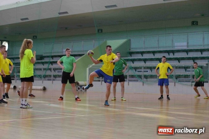 Zdjęcie w galerii na portalu naszraciborz.pl: Miejskie rozgrywki szkolne w szczypiorniaka w Arenie Rafako wiadomości z regionu
