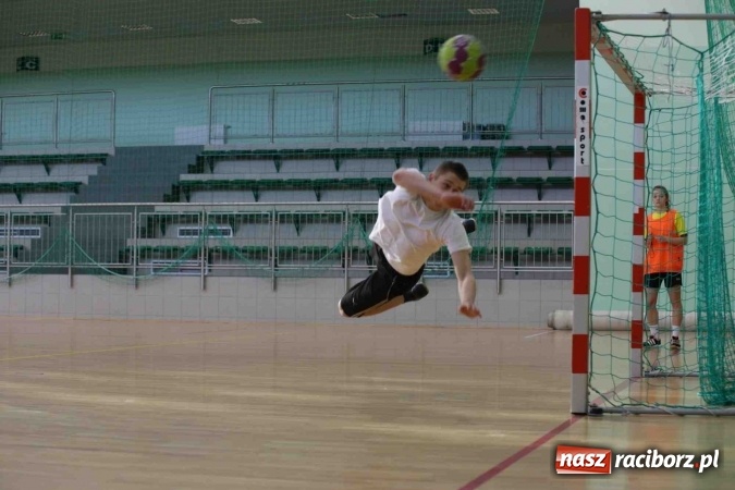 Zdjęcie w galerii na portalu naszraciborz.pl: Miejskie rozgrywki szkolne w szczypiorniaka w Arenie Rafako wiadomości z regionu