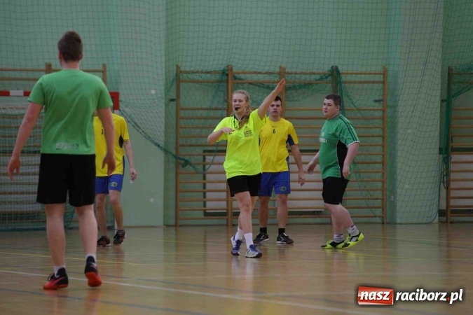 Zdjęcie w galerii na portalu naszraciborz.pl: Miejskie rozgrywki szkolne w szczypiorniaka w Arenie Rafako wiadomości z regionu