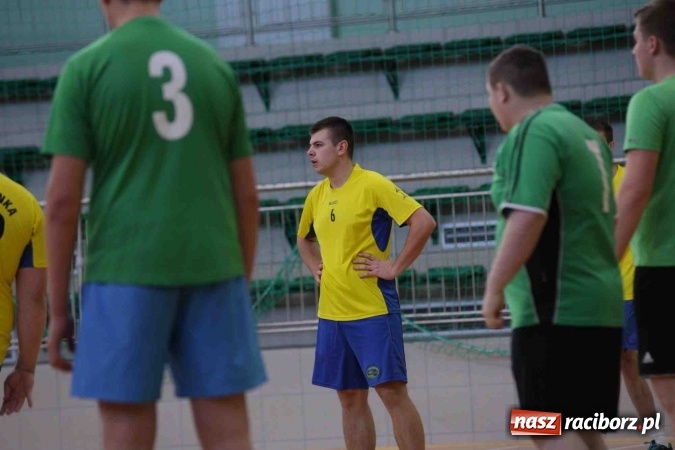 Zdjęcie w galerii na portalu naszraciborz.pl: Miejskie rozgrywki szkolne w szczypiorniaka w Arenie Rafako wiadomości z regionu