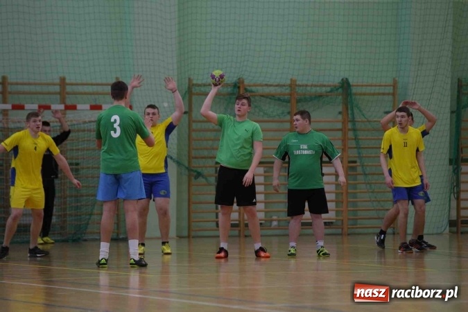 Zdjęcie w galerii na portalu naszraciborz.pl: Miejskie rozgrywki szkolne w szczypiorniaka w Arenie Rafako wiadomości z regionu