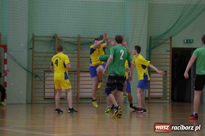 Zdjęcie w galerii na portalu naszraciborz.pl: Miejskie rozgrywki szkolne w szczypiorniaka w Arenie Rafako wiadomości z regionu