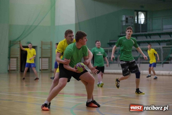 Zdjęcie w galerii na portalu naszraciborz.pl: Miejskie rozgrywki szkolne w szczypiorniaka w Arenie Rafako wiadomości z regionu