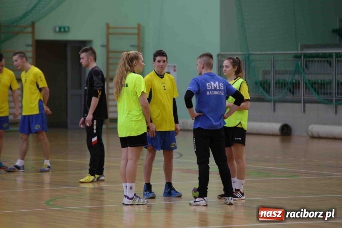 Zdjęcie w galerii na portalu naszraciborz.pl: Miejskie rozgrywki szkolne w szczypiorniaka w Arenie Rafako wiadomości z regionu