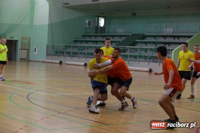 Zdjęcie w galerii na portalu naszraciborz.pl: Miejskie rozgrywki szkolne w szczypiorniaka w Arenie Rafako wiadomości z regionu