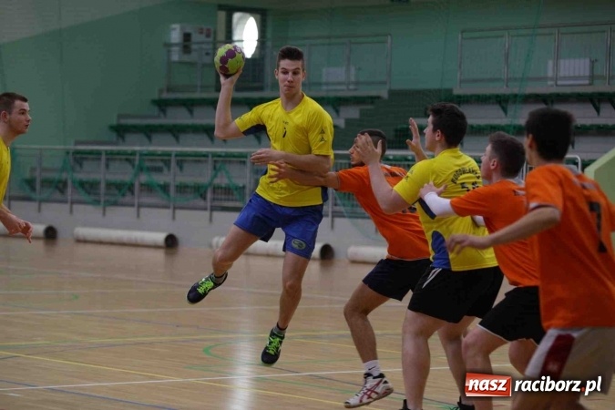 Zdjęcie w galerii na portalu naszraciborz.pl: Miejskie rozgrywki szkolne w szczypiorniaka w Arenie Rafako wiadomości z regionu
