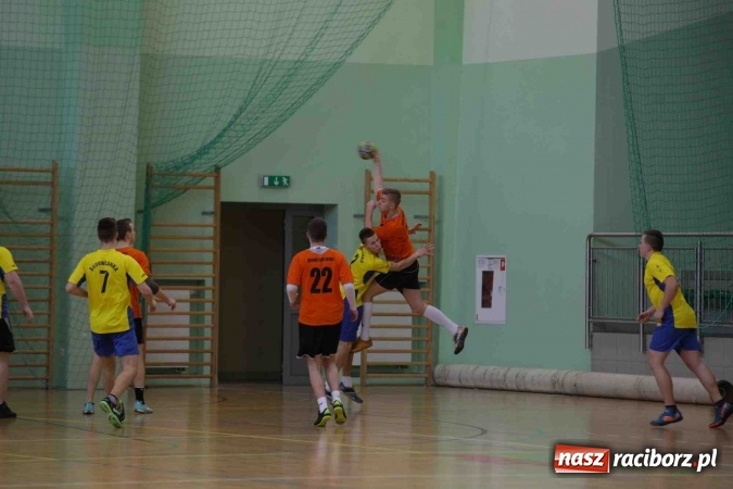 Zdjęcie w galerii na portalu naszraciborz.pl: Miejskie rozgrywki szkolne w szczypiorniaka w Arenie Rafako wiadomości z regionu