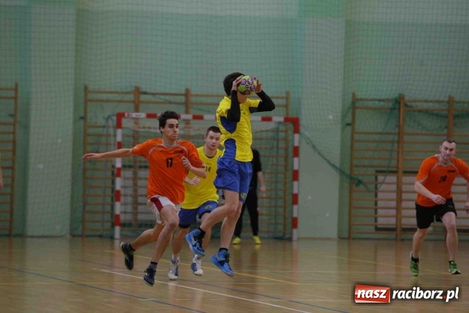 Zdjęcie w galerii na portalu naszraciborz.pl: Miejskie rozgrywki szkolne w szczypiorniaka w Arenie Rafako wiadomości z regionu