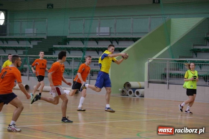 Zdjęcie w galerii na portalu naszraciborz.pl: Miejskie rozgrywki szkolne w szczypiorniaka w Arenie Rafako wiadomości z regionu