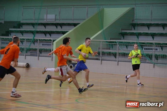 Zdjęcie w galerii na portalu naszraciborz.pl: Miejskie rozgrywki szkolne w szczypiorniaka w Arenie Rafako wiadomości z regionu