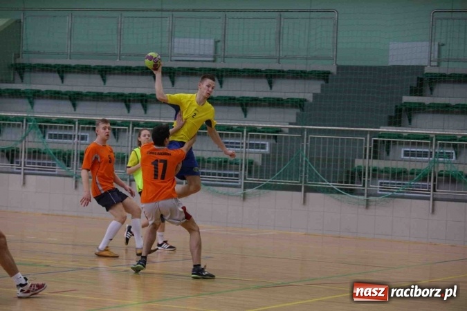 Zdjęcie w galerii na portalu naszraciborz.pl: Miejskie rozgrywki szkolne w szczypiorniaka w Arenie Rafako wiadomości z regionu