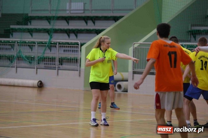 Zdjęcie w galerii na portalu naszraciborz.pl: Miejskie rozgrywki szkolne w szczypiorniaka w Arenie Rafako wiadomości z regionu