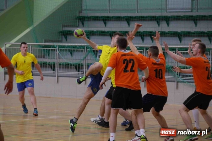 Zdjęcie w galerii na portalu naszraciborz.pl: Miejskie rozgrywki szkolne w szczypiorniaka w Arenie Rafako wiadomości z regionu