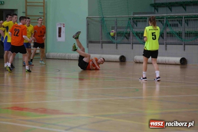 Zdjęcie w galerii na portalu naszraciborz.pl: Miejskie rozgrywki szkolne w szczypiorniaka w Arenie Rafako wiadomości z regionu