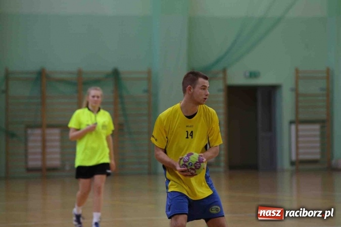 Zdjęcie w galerii na portalu naszraciborz.pl: Miejskie rozgrywki szkolne w szczypiorniaka w Arenie Rafako wiadomości z regionu