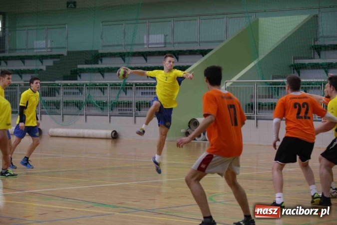 Zdjęcie w galerii na portalu naszraciborz.pl: Miejskie rozgrywki szkolne w szczypiorniaka w Arenie Rafako wiadomości z regionu
