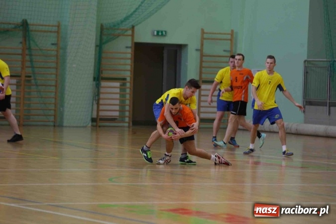 Zdjęcie w galerii na portalu naszraciborz.pl: Miejskie rozgrywki szkolne w szczypiorniaka w Arenie Rafako wiadomości z regionu