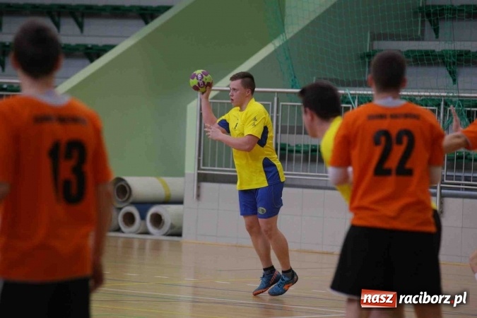 Zdjęcie w galerii na portalu naszraciborz.pl: Miejskie rozgrywki szkolne w szczypiorniaka w Arenie Rafako wiadomości z regionu