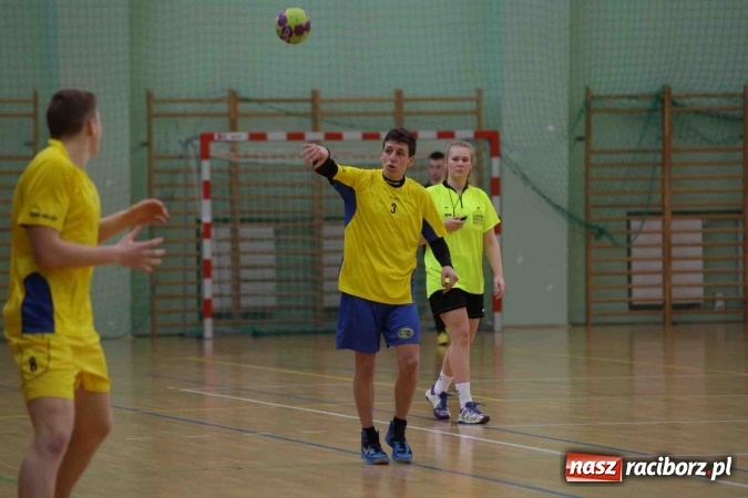 Zdjęcie w galerii na portalu naszraciborz.pl: Miejskie rozgrywki szkolne w szczypiorniaka w Arenie Rafako wiadomości z regionu