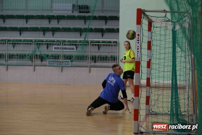 Zdjęcie w galerii na portalu naszraciborz.pl: Miejskie rozgrywki szkolne w szczypiorniaka w Arenie Rafako wiadomości z regionu