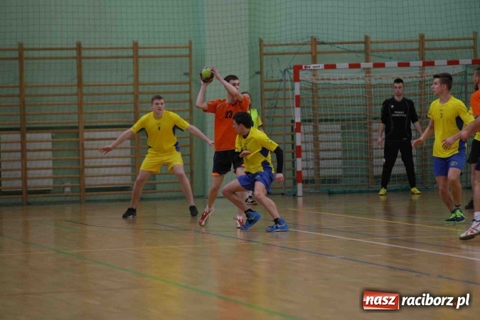 Zdjęcie w galerii na portalu naszraciborz.pl: Miejskie rozgrywki szkolne w szczypiorniaka w Arenie Rafako wiadomości z regionu
