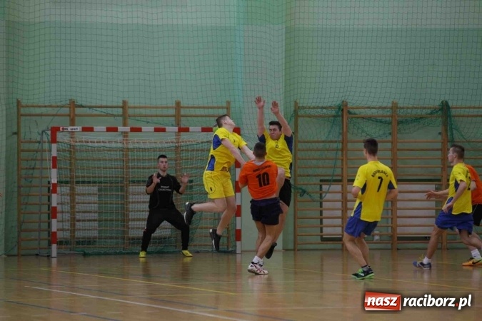 Zdjęcie w galerii na portalu naszraciborz.pl: Miejskie rozgrywki szkolne w szczypiorniaka w Arenie Rafako wiadomości z regionu