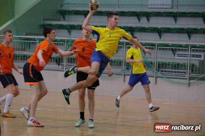 Zdjęcie w galerii na portalu naszraciborz.pl: Miejskie rozgrywki szkolne w szczypiorniaka w Arenie Rafako wiadomości z regionu