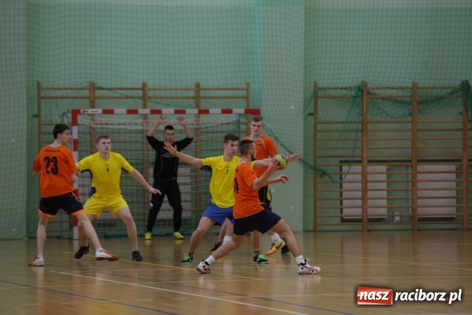 Zdjęcie w galerii na portalu naszraciborz.pl: Miejskie rozgrywki szkolne w szczypiorniaka w Arenie Rafako wiadomości z regionu