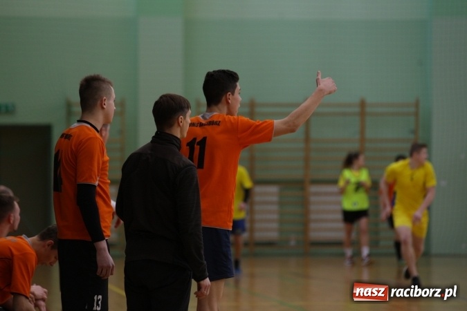 Zdjęcie w galerii na portalu naszraciborz.pl: Miejskie rozgrywki szkolne w szczypiorniaka w Arenie Rafako wiadomości z regionu