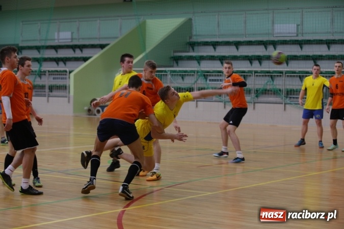 Zdjęcie w galerii na portalu naszraciborz.pl: Miejskie rozgrywki szkolne w szczypiorniaka w Arenie Rafako wiadomości z regionu