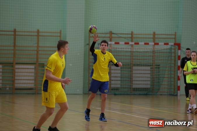 Zdjęcie w galerii na portalu naszraciborz.pl: Miejskie rozgrywki szkolne w szczypiorniaka w Arenie Rafako wiadomości z regionu