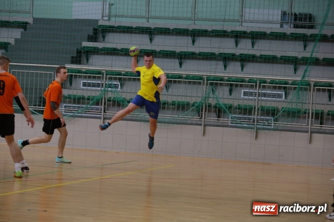 Zdjęcie w galerii na portalu naszraciborz.pl: Miejskie rozgrywki szkolne w szczypiorniaka w Arenie Rafako wiadomości z regionu