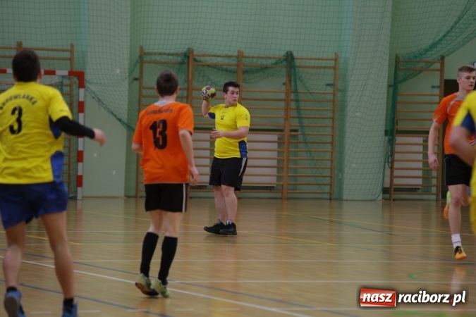 Zdjęcie w galerii na portalu naszraciborz.pl: Miejskie rozgrywki szkolne w szczypiorniaka w Arenie Rafako wiadomości z regionu