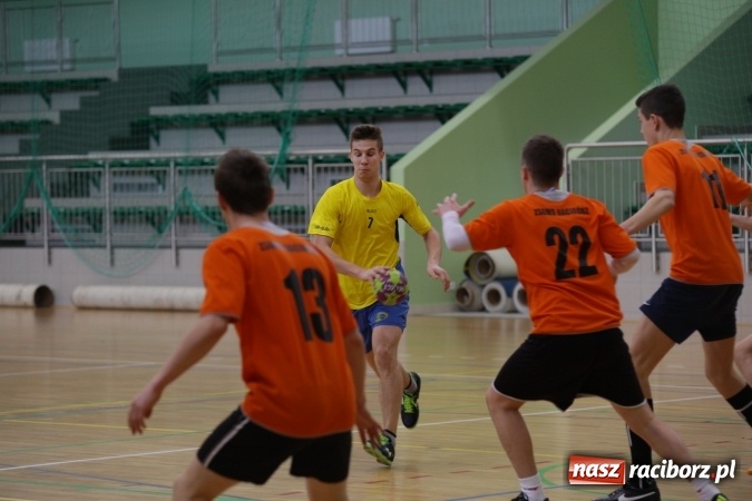 Zdjęcie w galerii na portalu naszraciborz.pl: Miejskie rozgrywki szkolne w szczypiorniaka w Arenie Rafako wiadomości z regionu