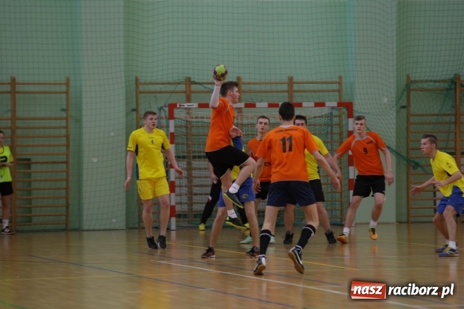 Zdjęcie w galerii na portalu naszraciborz.pl: Miejskie rozgrywki szkolne w szczypiorniaka w Arenie Rafako wiadomości z regionu