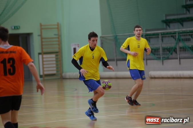 Zdjęcie w galerii na portalu naszraciborz.pl: Miejskie rozgrywki szkolne w szczypiorniaka w Arenie Rafako wiadomości z regionu