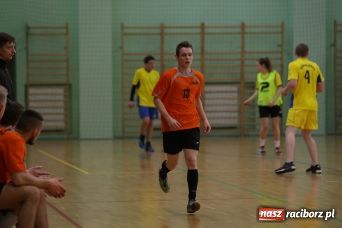 Zdjęcie w galerii na portalu naszraciborz.pl: Miejskie rozgrywki szkolne w szczypiorniaka w Arenie Rafako wiadomości z regionu
