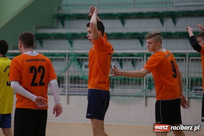 Zdjęcie w galerii na portalu naszraciborz.pl: Miejskie rozgrywki szkolne w szczypiorniaka w Arenie Rafako wiadomości z regionu