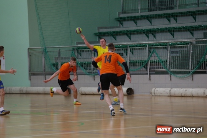 Zdjęcie w galerii na portalu naszraciborz.pl: Miejskie rozgrywki szkolne w szczypiorniaka w Arenie Rafako wiadomości z regionu
