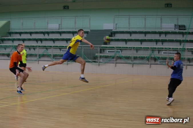 Zdjęcie w galerii na portalu naszraciborz.pl: Miejskie rozgrywki szkolne w szczypiorniaka w Arenie Rafako wiadomości z regionu
