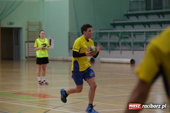 Zdjęcie w galerii na portalu naszraciborz.pl: Miejskie rozgrywki szkolne w szczypiorniaka w Arenie Rafako wiadomości z regionu