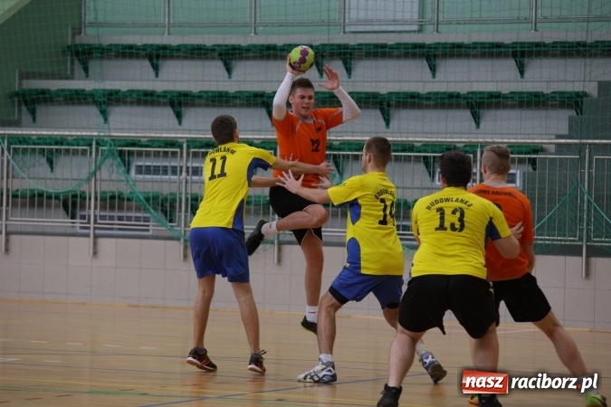 Zdjęcie w galerii na portalu naszraciborz.pl: Miejskie rozgrywki szkolne w szczypiorniaka w Arenie Rafako wiadomości z regionu