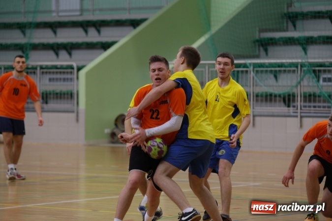 Zdjęcie w galerii na portalu naszraciborz.pl: Miejskie rozgrywki szkolne w szczypiorniaka w Arenie Rafako wiadomości z regionu