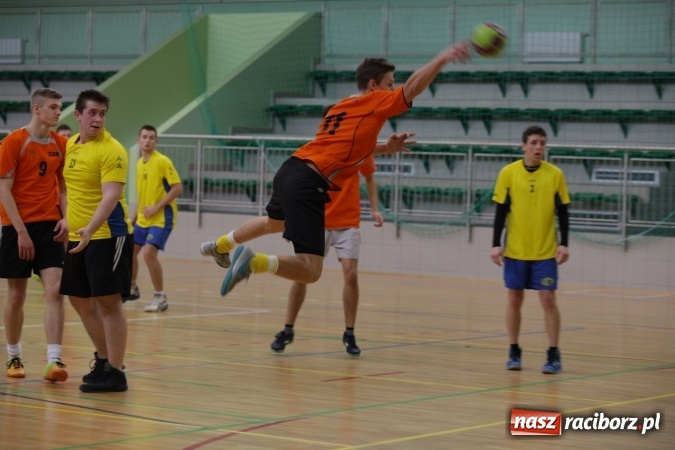 Zdjęcie w galerii na portalu naszraciborz.pl: Miejskie rozgrywki szkolne w szczypiorniaka w Arenie Rafako wiadomości z regionu