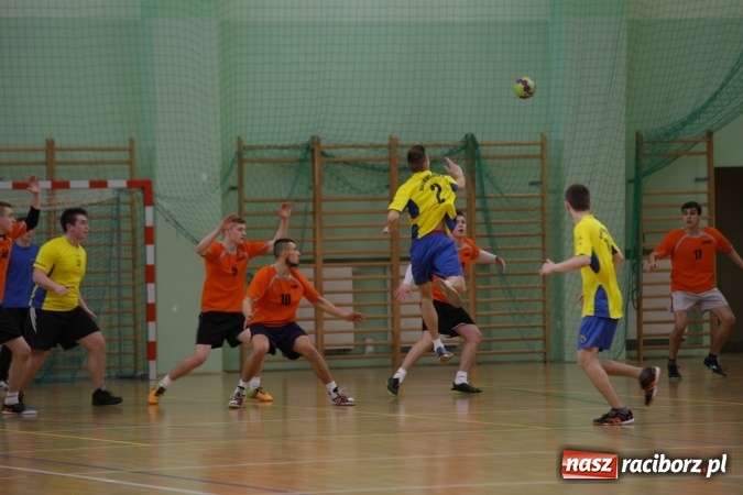 Zdjęcie w galerii na portalu naszraciborz.pl: Miejskie rozgrywki szkolne w szczypiorniaka w Arenie Rafako wiadomości z regionu