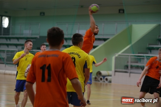 Zdjęcie w galerii na portalu naszraciborz.pl: Miejskie rozgrywki szkolne w szczypiorniaka w Arenie Rafako wiadomości z regionu