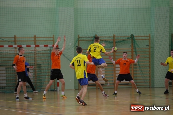 Zdjęcie w galerii na portalu naszraciborz.pl: Miejskie rozgrywki szkolne w szczypiorniaka w Arenie Rafako wiadomości z regionu